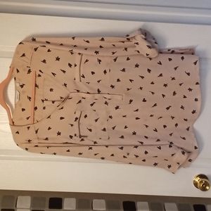 Plus size blouse with pockets,.adjustable neckline and foldable sleeves.